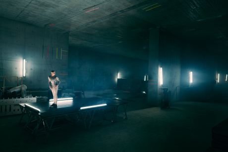 Solid Transitions, Installationsansicht mit
Tanzperformance von Louis Stiens, Tänzerin: Anne Jung,
Foto: Bernhard Kahrman Solid Transitions,
Installationsansicht mit Tanzperformance von Louis Stiens,
Tänzerin: Anne Jung, Foto: Bernhard Kahrman