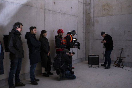 Solid Transitions, Musikperformance
              �Fundst�cke� von Stephan Stiens, Installationsansicht
              �Solid Transitions - Kunst in den Rohbauhallen von
              Stuttgart 21�, 6.�8. Januar 2023, Foto: Victor S. Brigola,
              Merz Akademie Stuttgart