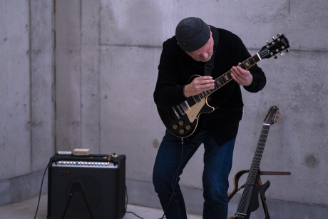 Solid Transitions, Musikperformance
              �Fundst�cke� von Stephan Stiens, Installationsansicht
              �Solid Transitions - Kunst in den Rohbauhallen von
              Stuttgart 21�, 6.�8. Januar 2023, Foto: Victor S. Brigola,
              Merz Akademie Stuttgart